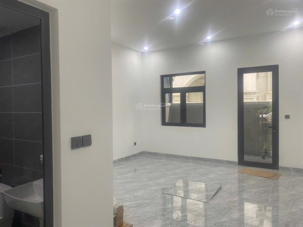 Cho thuê biệt thự liền kề hoàn thiện 5 tầng 4 phòng có thang máy giá 27tr/1 tháng vhop1  gia lâm