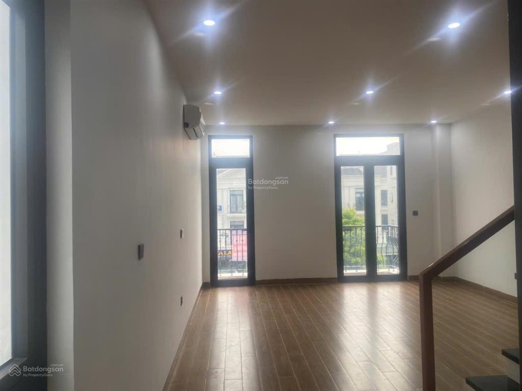 Cho thuê biệt thự liền kề hoàn thiện 5 tầng 4 phòng có thang máy giá 27tr/1 tháng vhop1  gia lâm