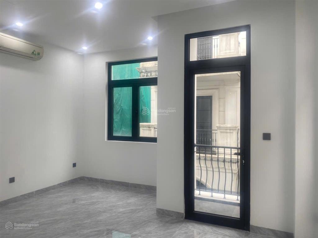 Cho thuê biệt thự liền kề hoàn thiện 5 tầng 4 phòng có thang máy giá 27tr/1 tháng vhop1  gia lâm
