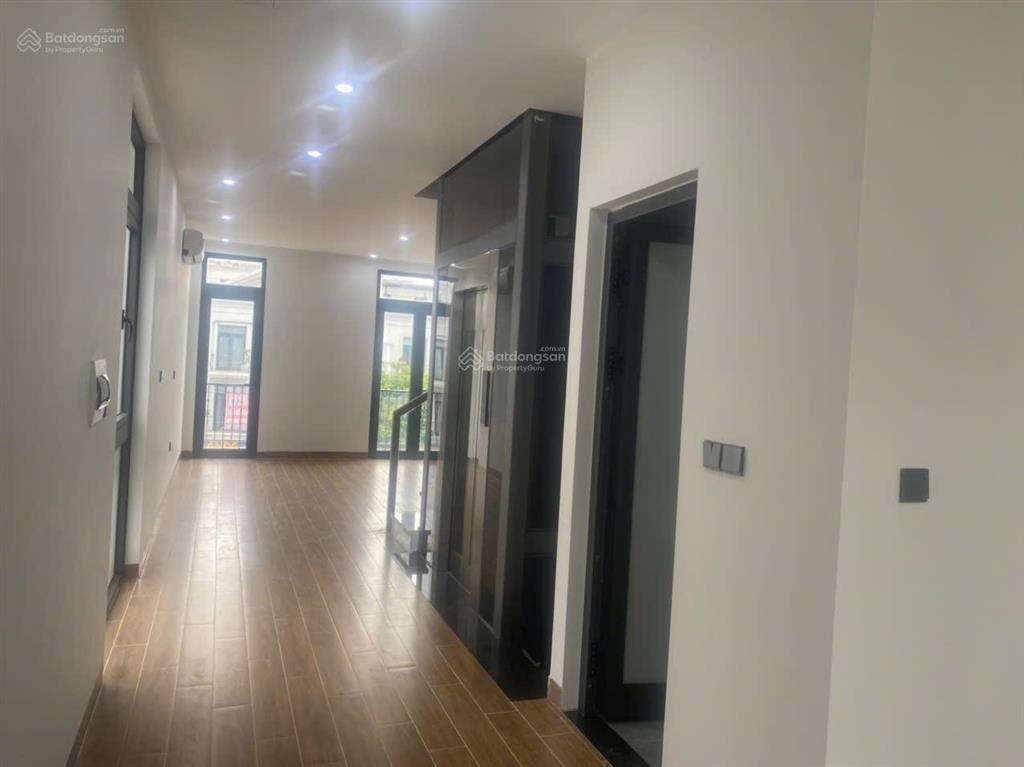 Cho thuê biệt thự liền kề hoàn thiện 5 tầng 4 phòng có thang máy giá 27tr/1 tháng vhop1  gia lâm