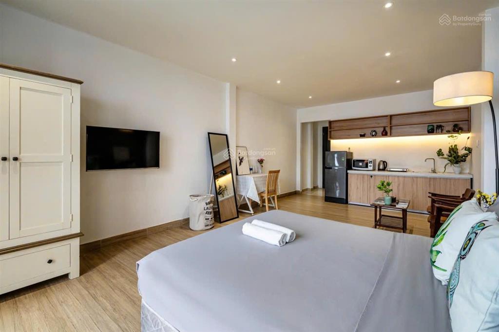 Studio ban công siêu rộng phó đức chính q1  trung tâm, ở cực chill
