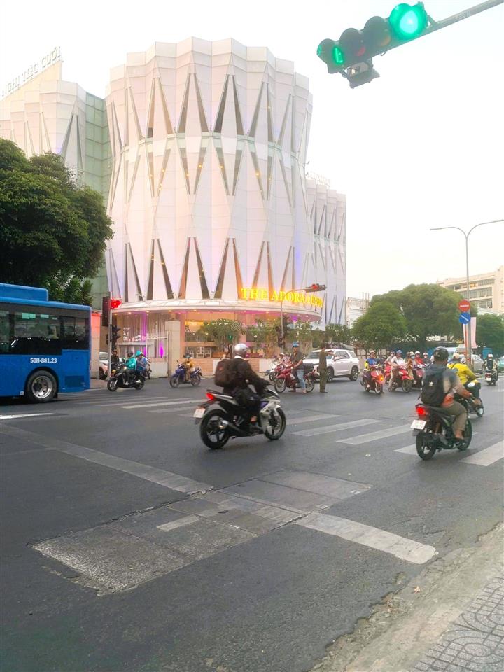 Khu tam giác vàng trung tâm phú nhuận, lô góc 2 mặt hẻm, 3 tầng 3pn, cách mặt tiền 15m, giá 5,45 tỷ