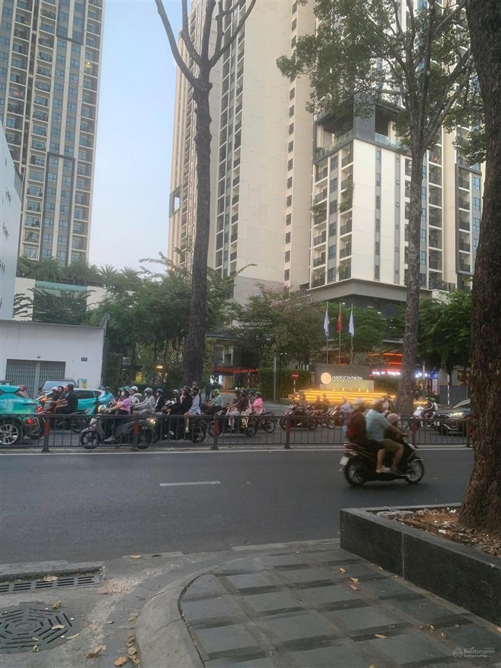 Nhà quận 10 phong cách nhật ngang 9,5m sân rộng nhiều phòng chức năng cao cấp xem ngay