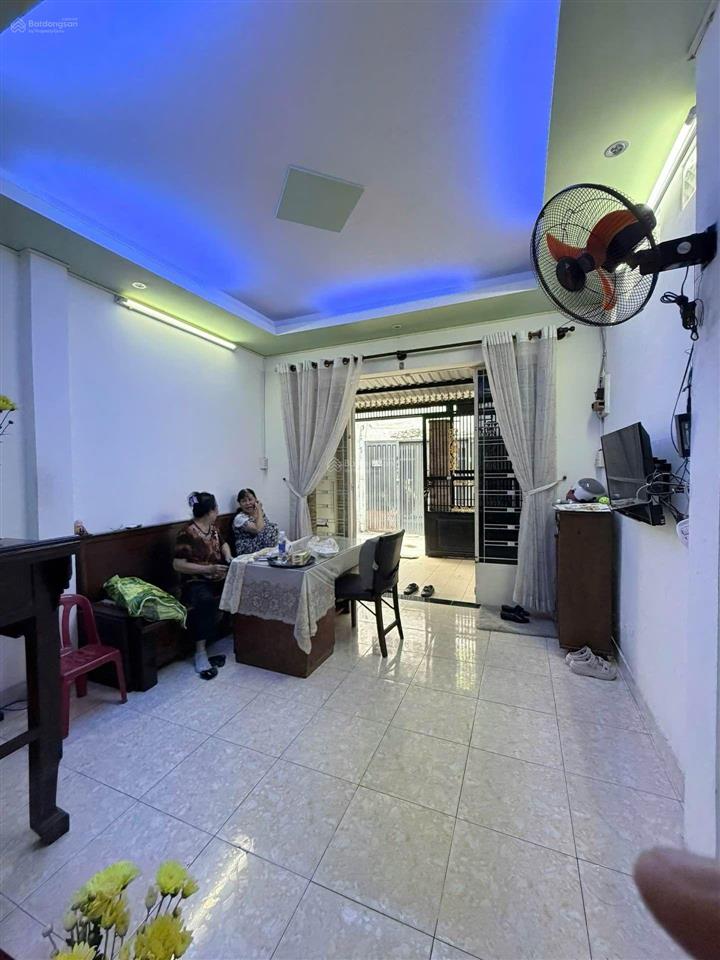 Nhà 2 tầng đẹp  hẻm thông  ngay đh công thương  tân phú  giá chỉ 4.3tỷ