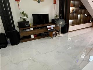 Em chính chủ cần bán nhà.diện tích 78,3m, hướng đông nam