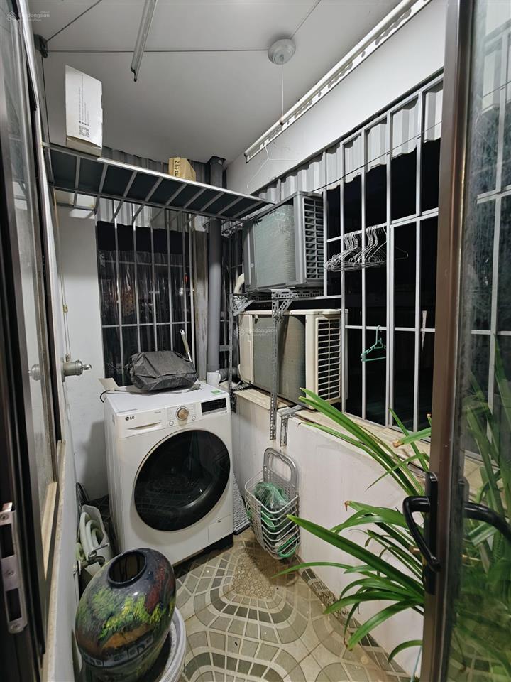 Ch nằm tại vị trí sát ngoại thương, ngoại giao, bv nhi.... chủ nhà rất cần bán!
có phôi sổ riêng!