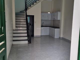 Chính chủ cho thuê nhà nguyên căn 2 tầng + 1 tum, mỗi tầng 1 wc + điều hoà