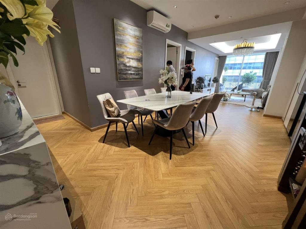 Bán căn hộ royal city, 72 nguyễn trãi, 115m2, có 2 phòng ngủ giá bán nhanh