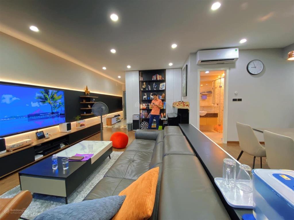 Bán căn hộ c18 xuân la, 665 lạc long quân, 90m2, 3pn 2 wc view hồ tây.