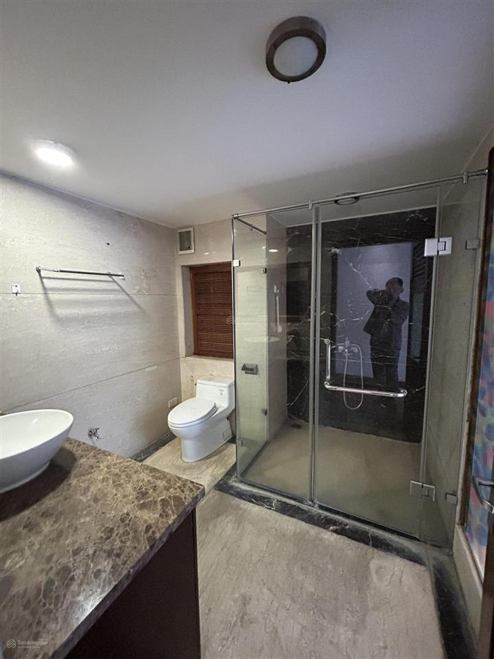 Cho thuê nhà ngõ số 6 phố trần kim xuyến, yên hòa, 150m2, mặt tiền 10m xây 6 tầng thang máy
