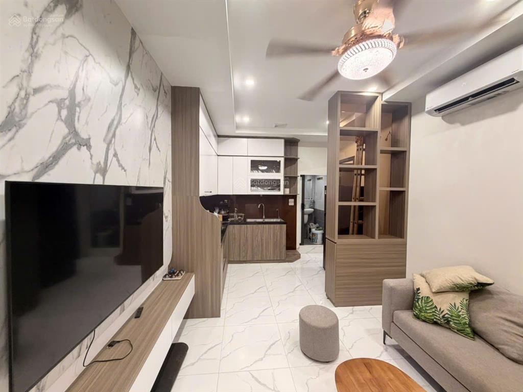 Cho thuê căn hộ chung cư phố chùa láng, diện tích 50m2 2pn2wc nhà đẹp. giá 10tr/tháng