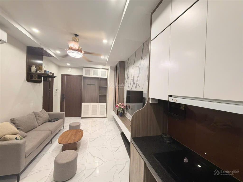 Cho thuê căn hộ chung cư phố chùa láng, diện tích 50m2 2pn2wc nhà đẹp. giá 10tr/tháng