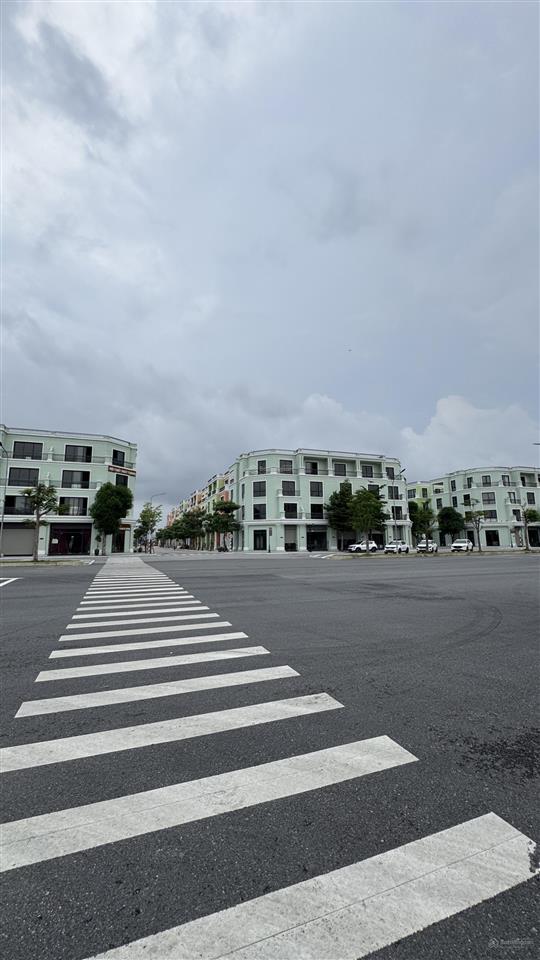 Cho thuê shop lô góc 3 mặt tiền đường hạnh phúc  vinhomes vũ yên (193m², thông sàn)