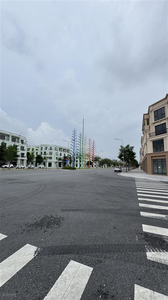 Cho thuê shop lô góc 3 mặt tiền đường hạnh phúc  vinhomes vũ yên (193m², thông sàn)