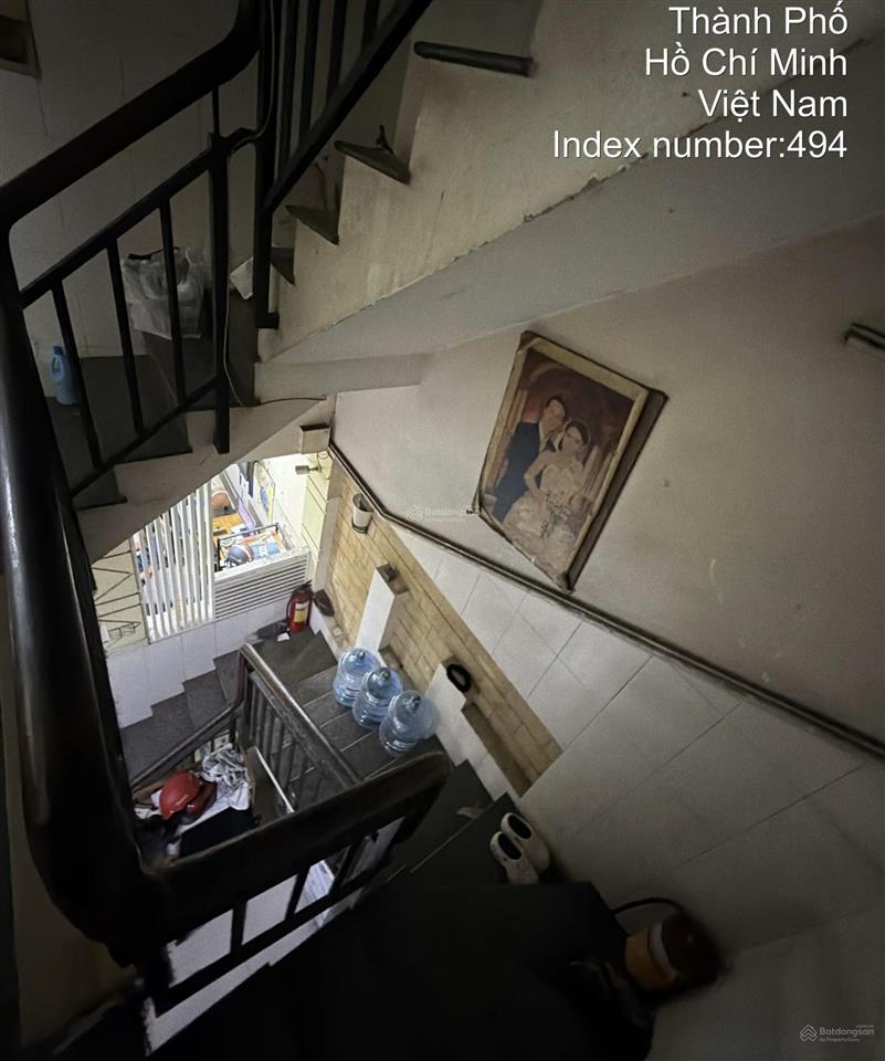 Chủ cần bán gấp nhà đối diện đầm sen quận 11  đường hoà bình.