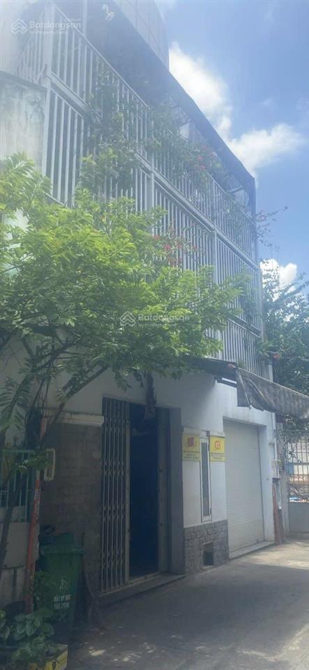 Chủ cần bán gấp nhà đối diện đầm sen quận 11  đường hoà bình.