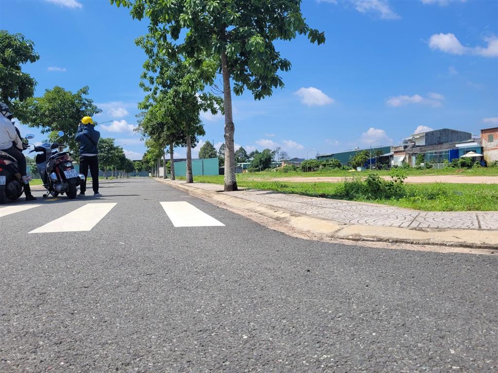 Bán gấp lô đất 100m2, sát vách kcn vsip 2 mở rộng. đường rộng 20m. điện nước đầy đủ. sỗ sẵn