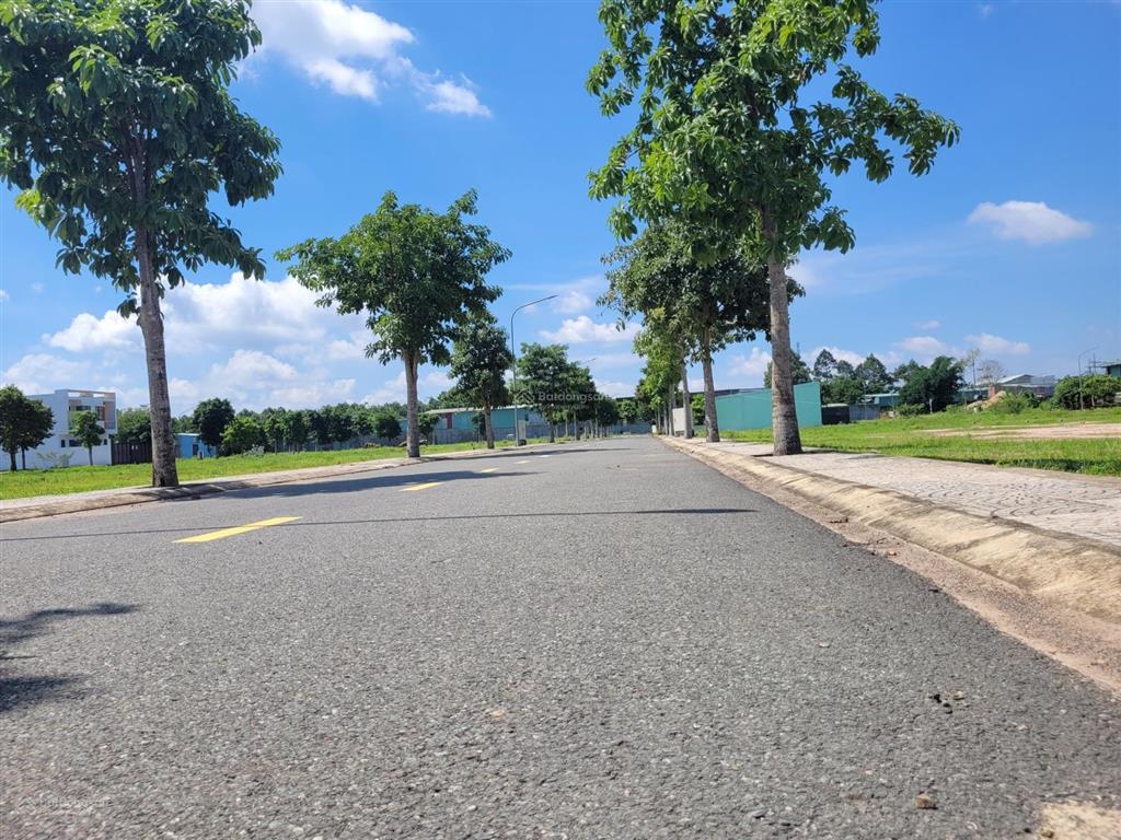 Bán gấp lô đất 100m2, sát vách kcn vsip 2 mở rộng. đường rộng 20m. điện nước đầy đủ. sỗ sẵn