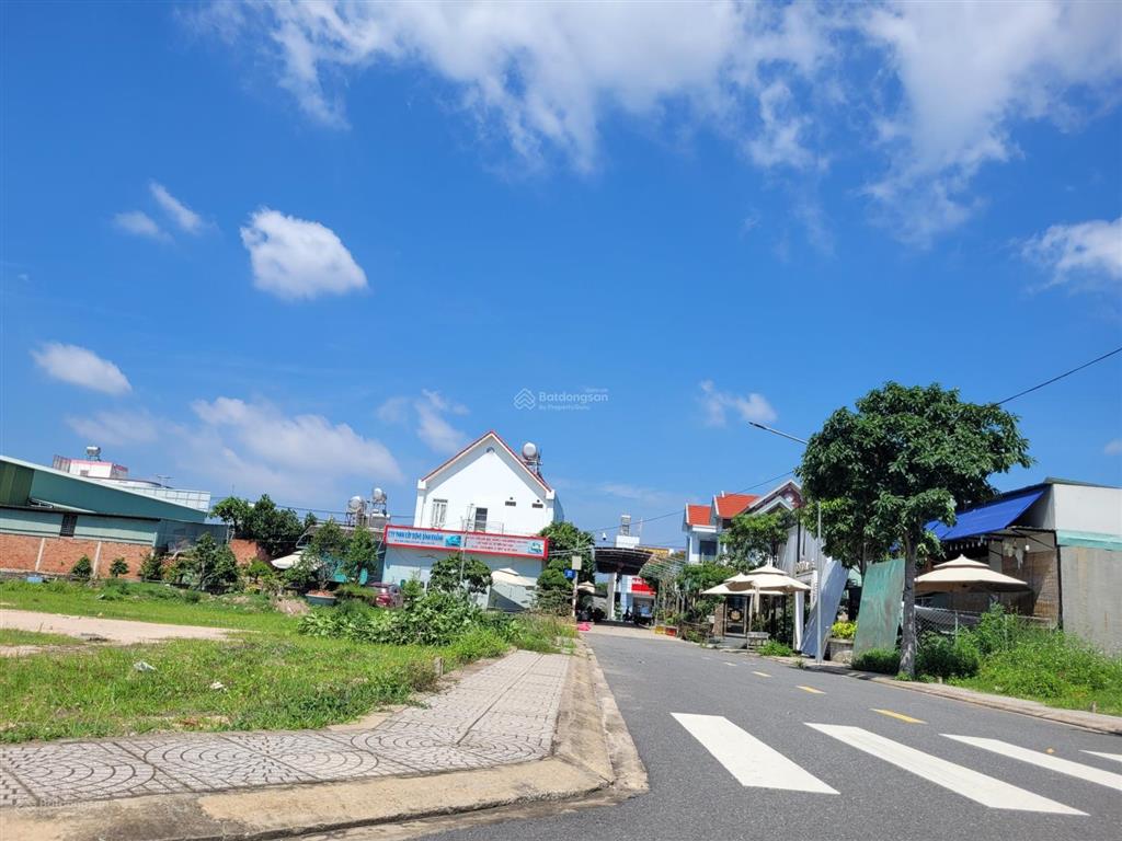 Bán gấp lô đất 100m2, sát vách kcn vsip 2 mở rộng. đường rộng 20m. điện nước đầy đủ. sỗ sẵn