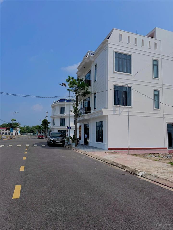 Thanh lý 80m2 ngay khách sạn đang cho thuê, kinh doanh tốt, gần chợ, mặt tiền 15m, 999 triệu cầm sổ