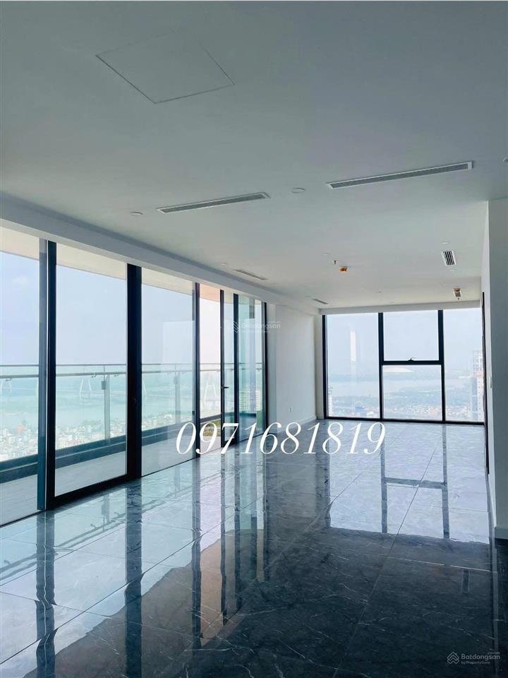 Bán căn penhouse sunshine golden river hướng bắc view sông hồng,cầu nhật tân.dt 227m2  đồ cơ bản