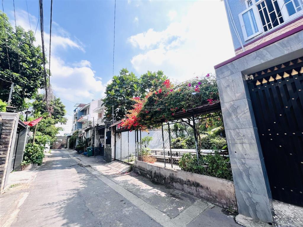 Nhà tâm huyết 3 tầng kiên cố  tặng full nội thất sát ga metro  hxh thông  khu đồng bộ an ninh