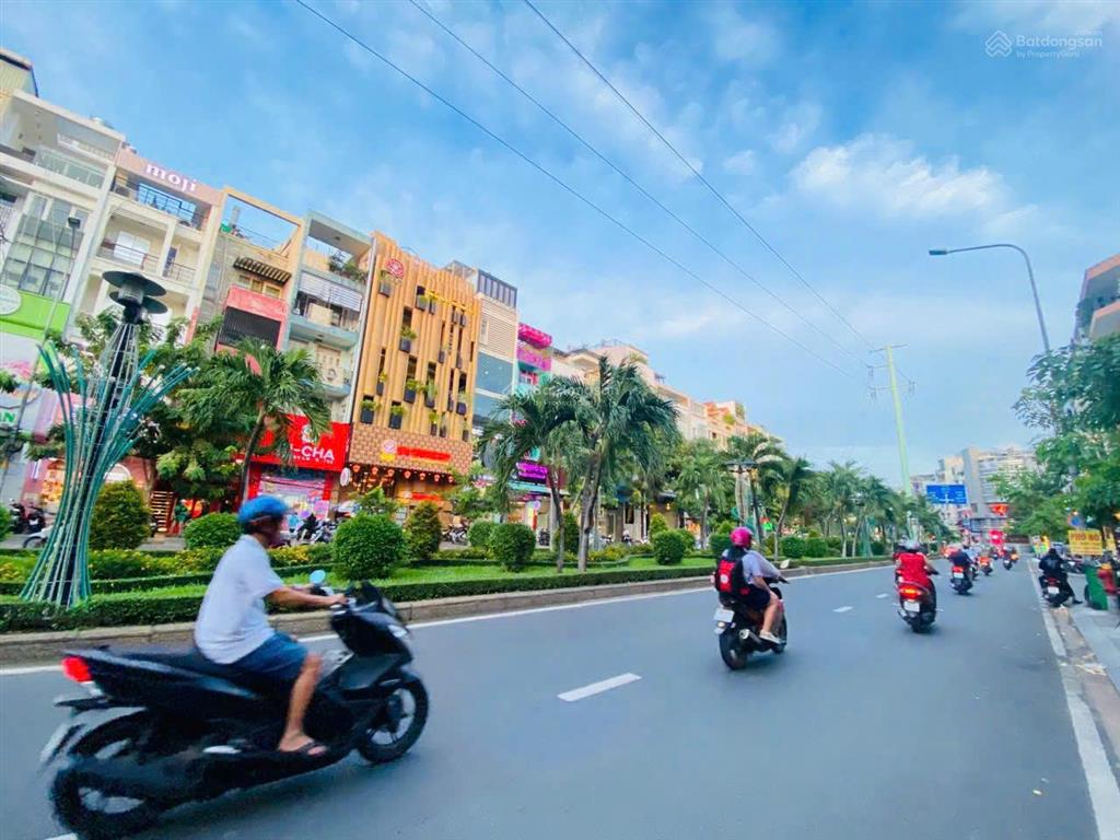 Siêu hiếm mt phố ẩm thực phan xích long  dt 4,5 x 18m, 5 tầng, hđt 35 triệu/tháng, giá chỉ 25 tỷ
