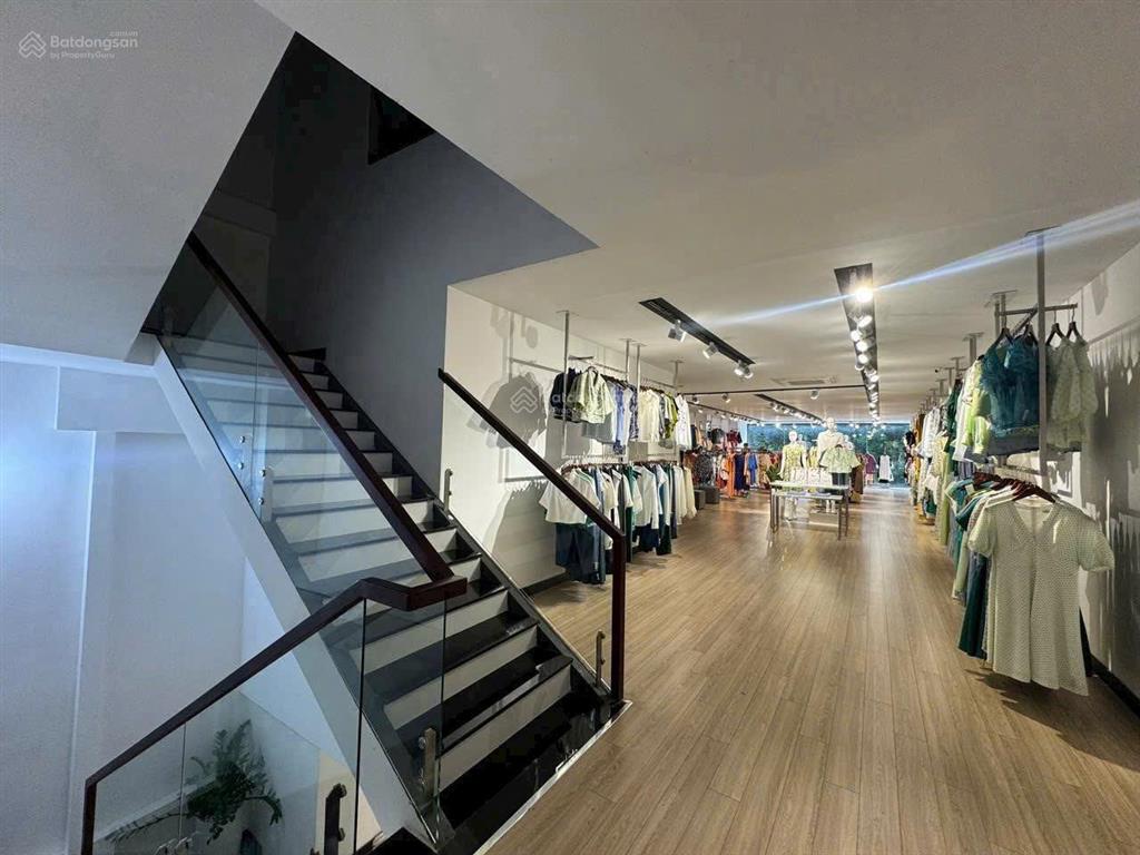 Hàng ngộp bán gấp  hàng hiếm mt ngay hai bà trưng, quận 3. dt 8x20m, 4 tầng, giá chỉ 105 tỷ
