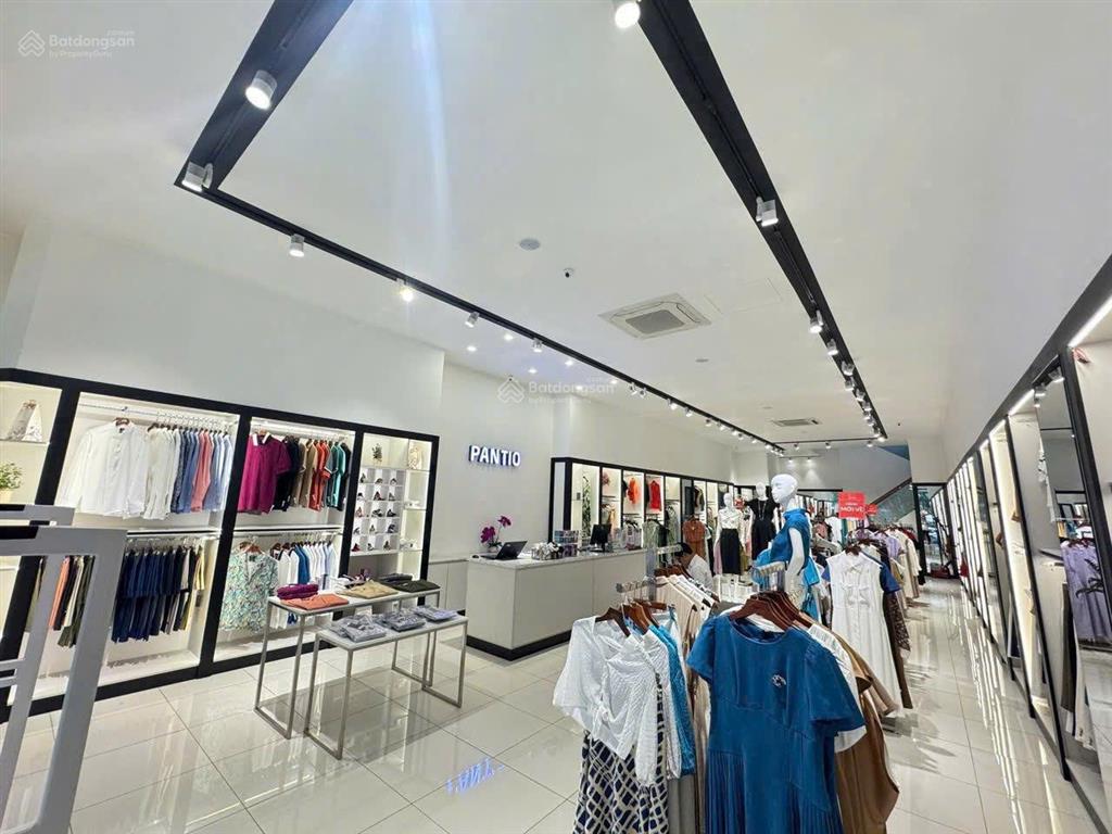 Hàng ngộp bán gấp  hàng hiếm mt ngay hai bà trưng, quận 3. dt 8x20m, 4 tầng, giá chỉ 105 tỷ