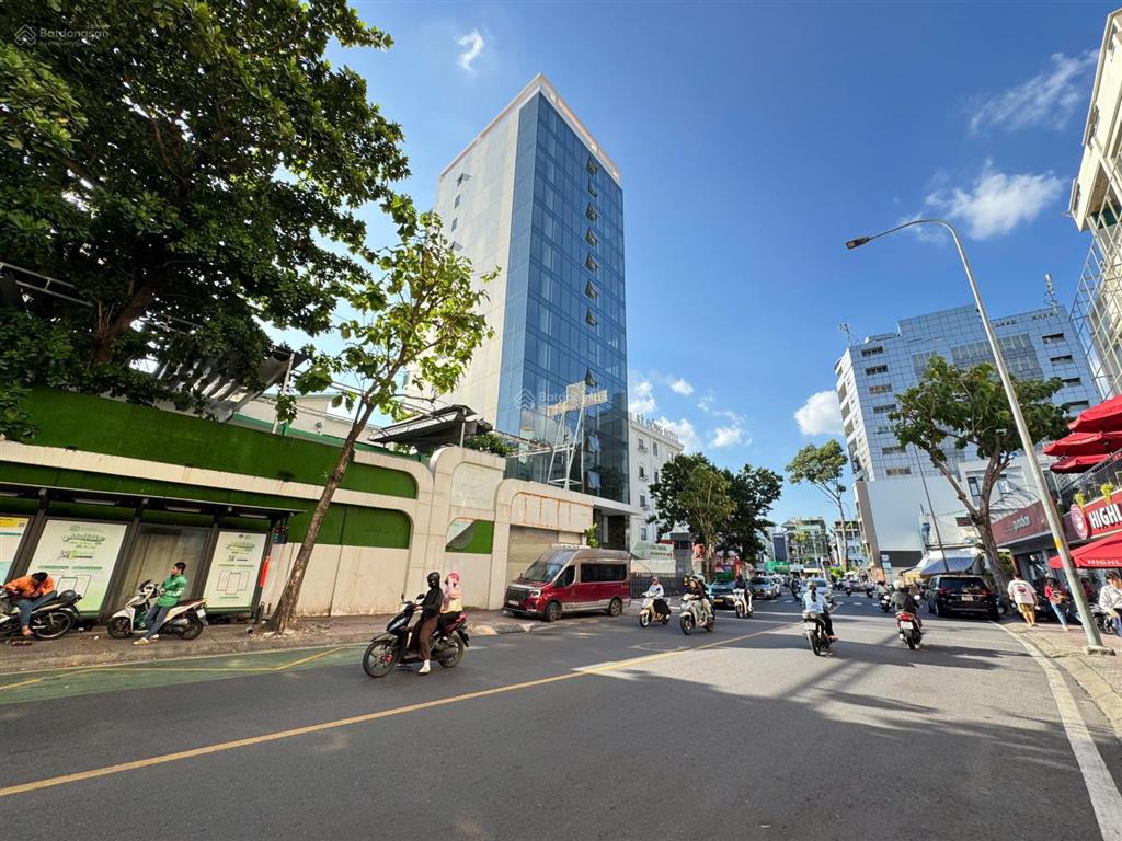 Cần bán tòa nhà (6000m2 sàn) ~ 20m x 35m, 3 hầm 17 tầng ~ giá cam kết nổi bật thị trường