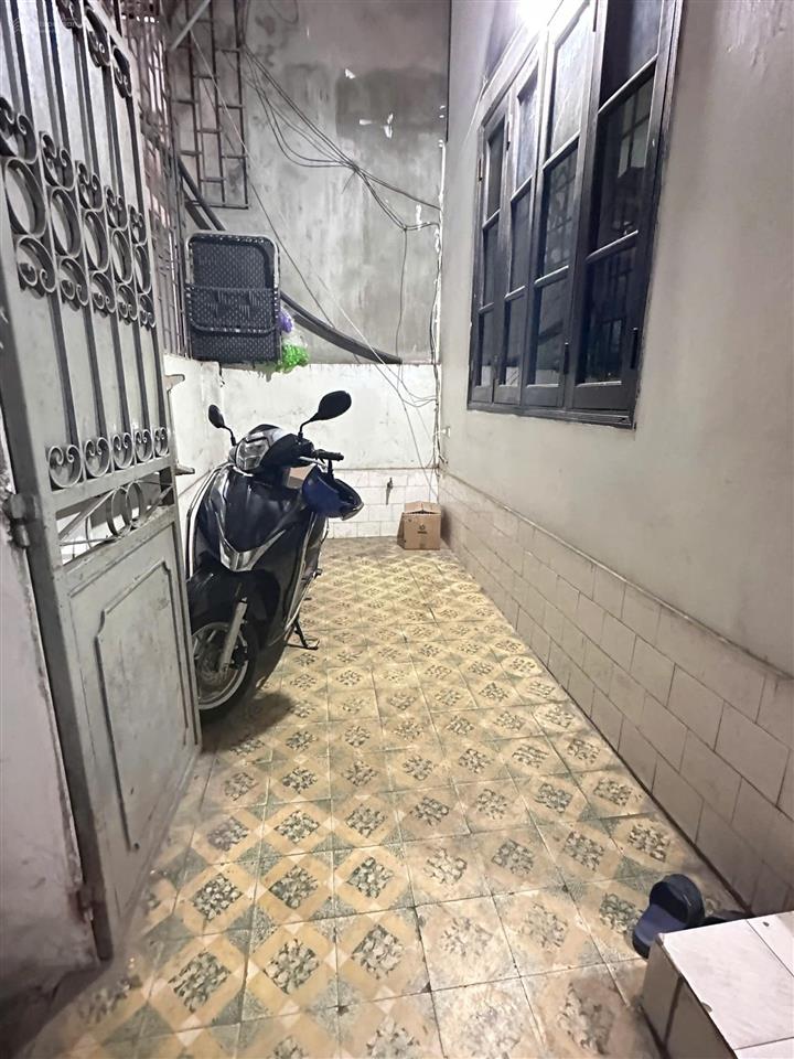 Nhà đẹp trần đại nghĩa  ngõ thông, cách vài nhà ra mặt phố. dt 61.3m², 3 tầng, giá tốt.