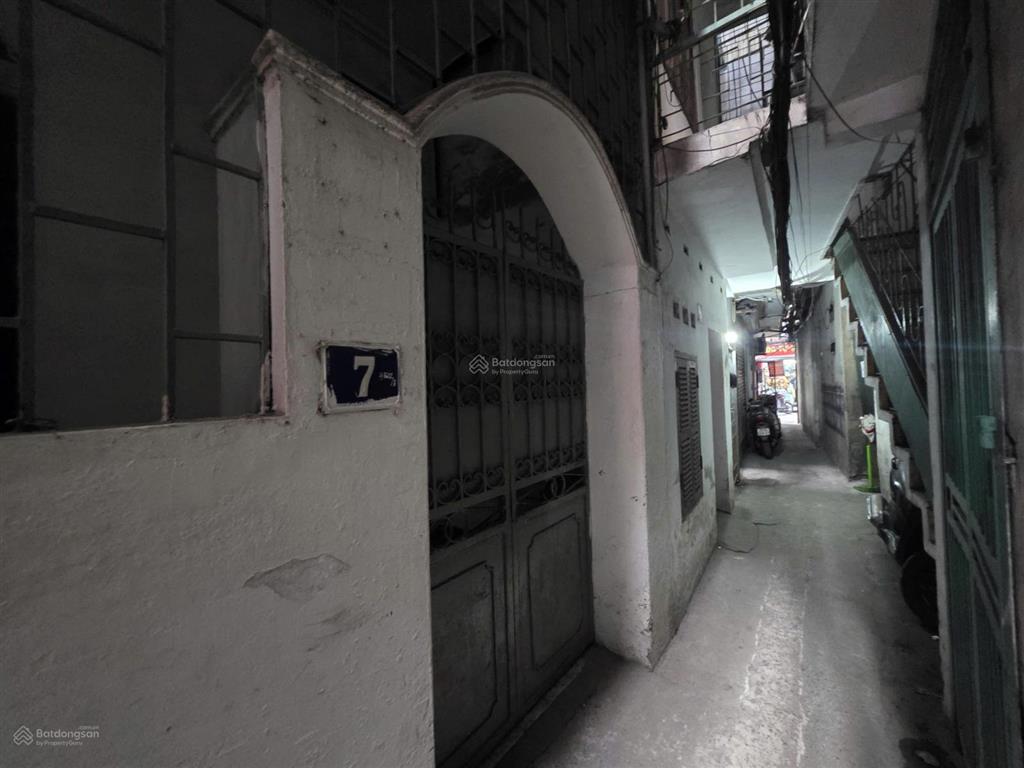 Nhà đẹp trần đại nghĩa  ngõ thông, cách vài nhà ra mặt phố. dt 61.3m², 3 tầng, giá tốt.