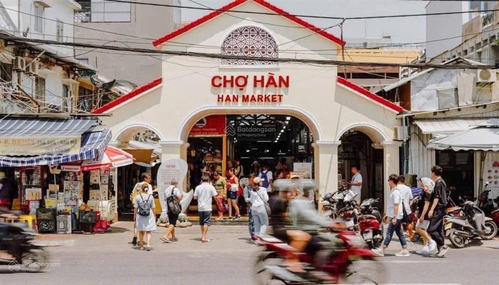 Nhà 2 tầng mt trần phú đối diện cổng chợ hàn, vị trí cực đẹp và đắc địa. khu khách du lịch cực đông