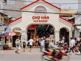 Nhà lô góc 2 mt đối diện cổng chợ hàn, vị trí cực đẹp và đắc địa. khu khách du lịch cực đông