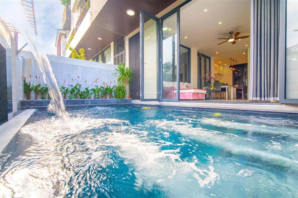 Villa 9 phòng ngủ hồ bơi sân vườn cực đẹp, sẵn cho khách vào ở ngay