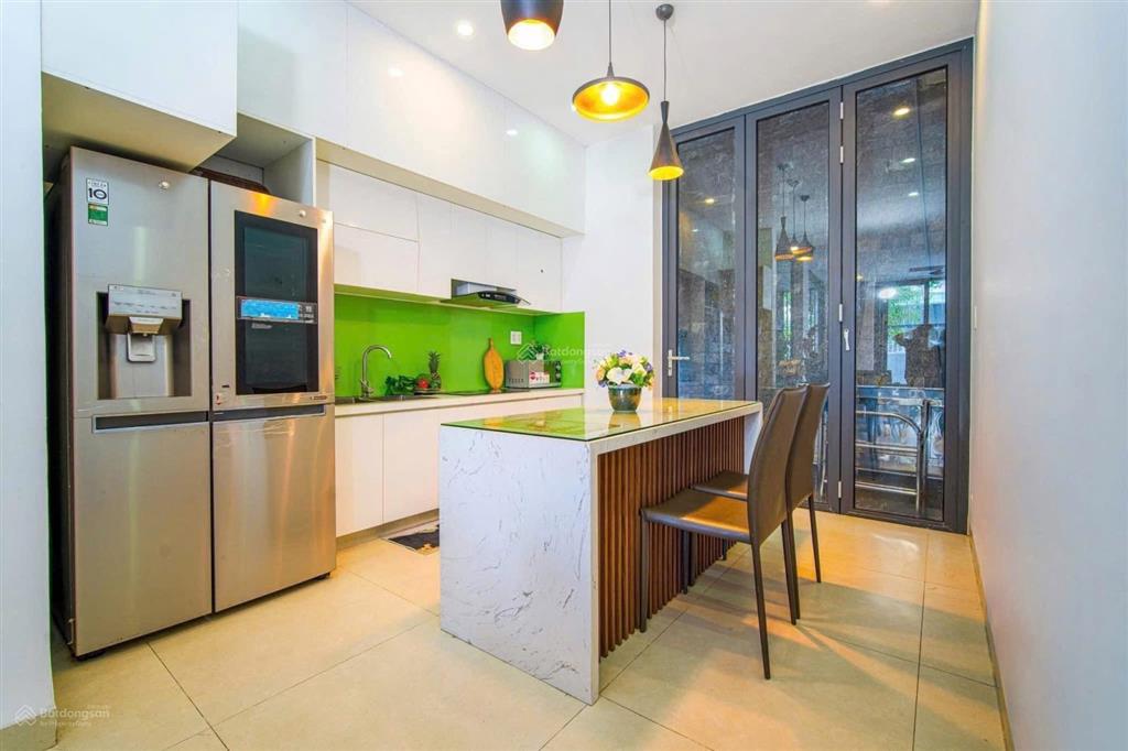 Villa 9 phòng ngủ hồ bơi sân vườn cực đẹp, sẵn cho khách vào ở ngay