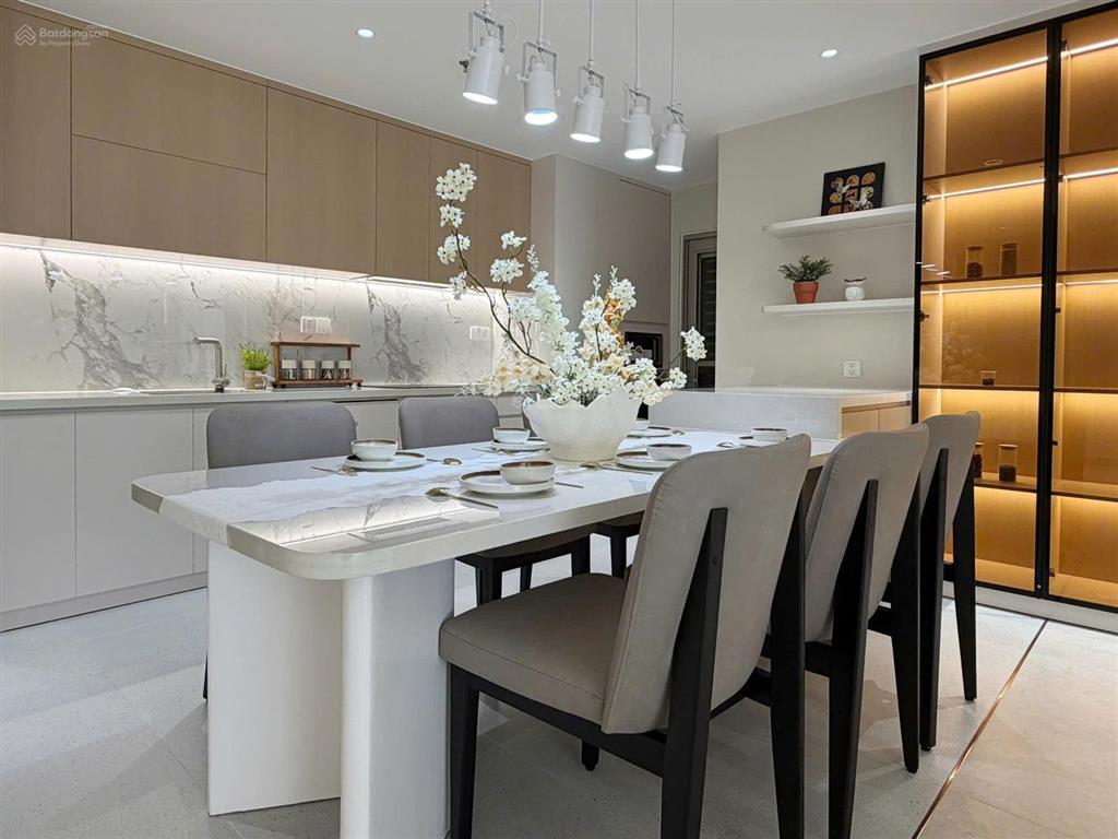Bán căn hộ midtown 3 phòng ngủ, view sông, giá 17,3 tỷ.  0907 904 *** (zalo, viber)