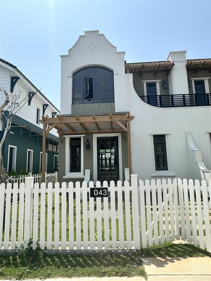 4.2 tỷ cho căn villa sl gần clubhouse, thêm nội thất 1.38, thuê lại 25 tr/th.  ms vân 0915 090 ***