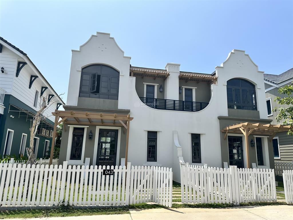 4.2 tỷ cho căn villa sl gần clubhouse, thêm nội thất 1.38, thuê lại 25 tr/th.  ms vân 0915 090 ***
