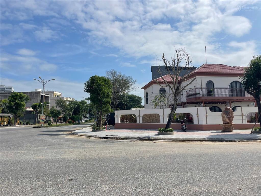Cần bán 121m2. ngay trường đại học và bệnh viện.giá bán rẻ nhất khu.  ngay 0905 450 ***
