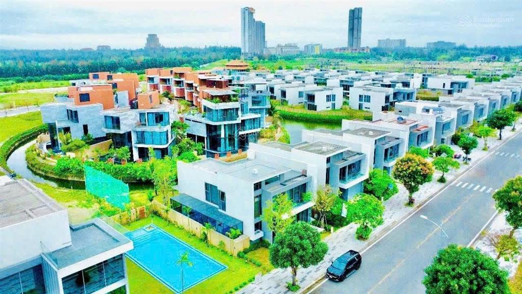 Cần bán 121m2. ngay trường đại học và bệnh viện.giá bán rẻ nhất khu.  ngay 0905 450 ***