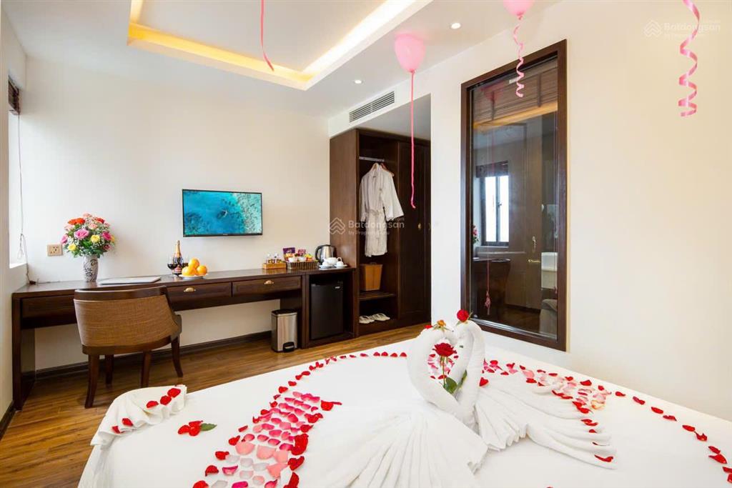 Bán khách sạn 4 sao đường trần bạch đằng lõi phố tây an thượng 13 tầng 54 phòng doanh thu 1,2 tỷ/th