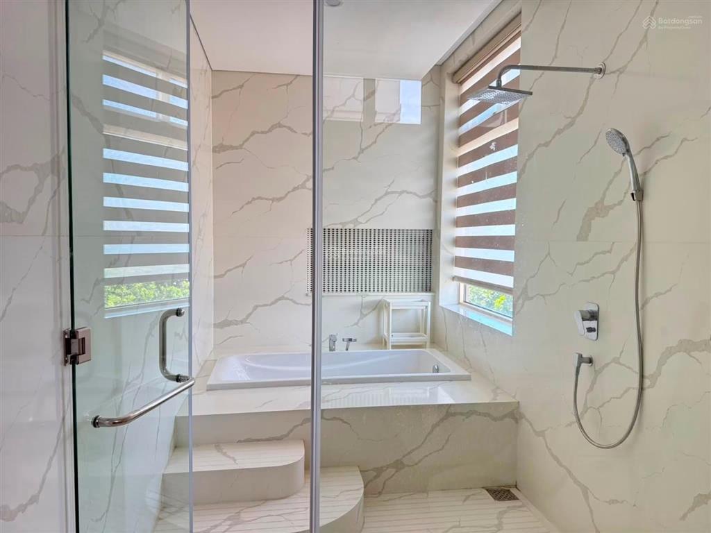 Cho thuê biệt thự biển 5 tầng view trực diện biển mỹ khê đà nẵng 8 phòng ngủ full nội thất cao cấp