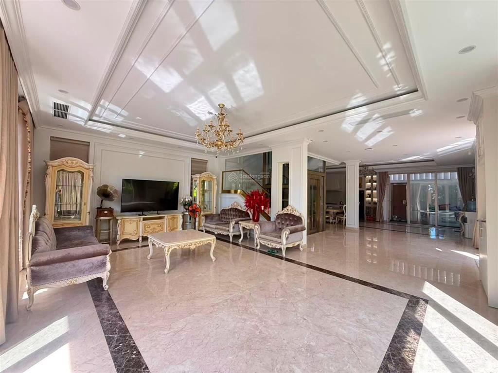 Cho thuê biệt thự biển 5 tầng view trực diện biển mỹ khê đà nẵng 8 phòng ngủ full nội thất cao cấp