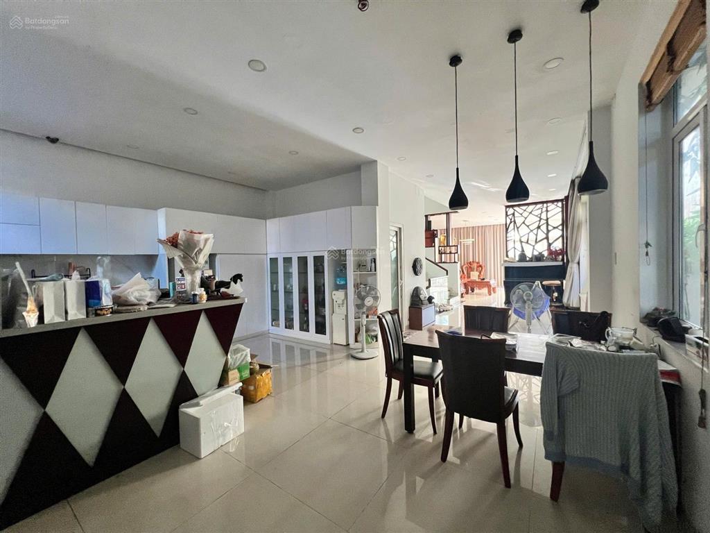 Chính chủ cần bán gấp bt 4pn, 5wc, 196m2 tại đường 26, thủ đức, giá tốt 18 tỷ giá hời