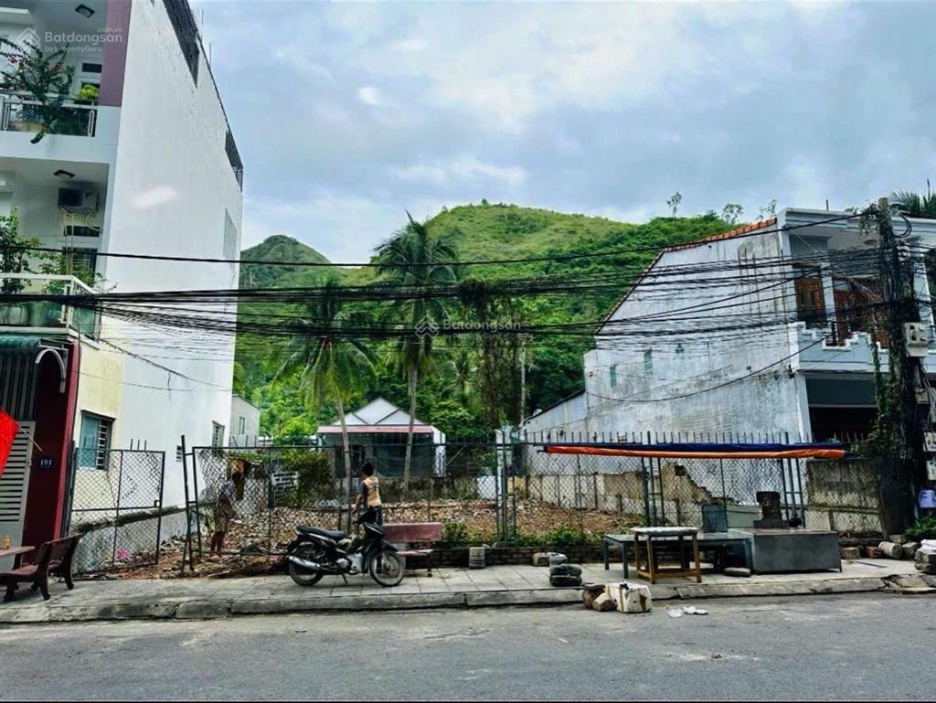 Bán lô đất đường dương hiến quyền đoạn gần khách sạn mường thanh gần biển ( 437,9m2  ngang 15m )