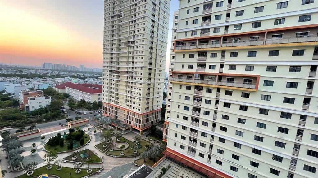 Bán căn hộ era town , q 7  block b2, tầng 12 .53m2, giá 2 tỷ 650tr.  0394 000 *** oanh