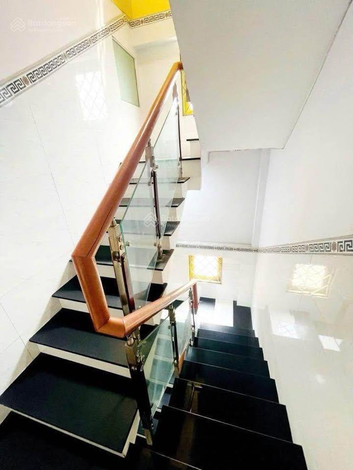 Chủ kẹt bán 2 tỷ 660. nhà 54m2 trần quang diệu, q3 gần bv an sinh. hẻm 6m xây 4 tầng, sổ sẵn