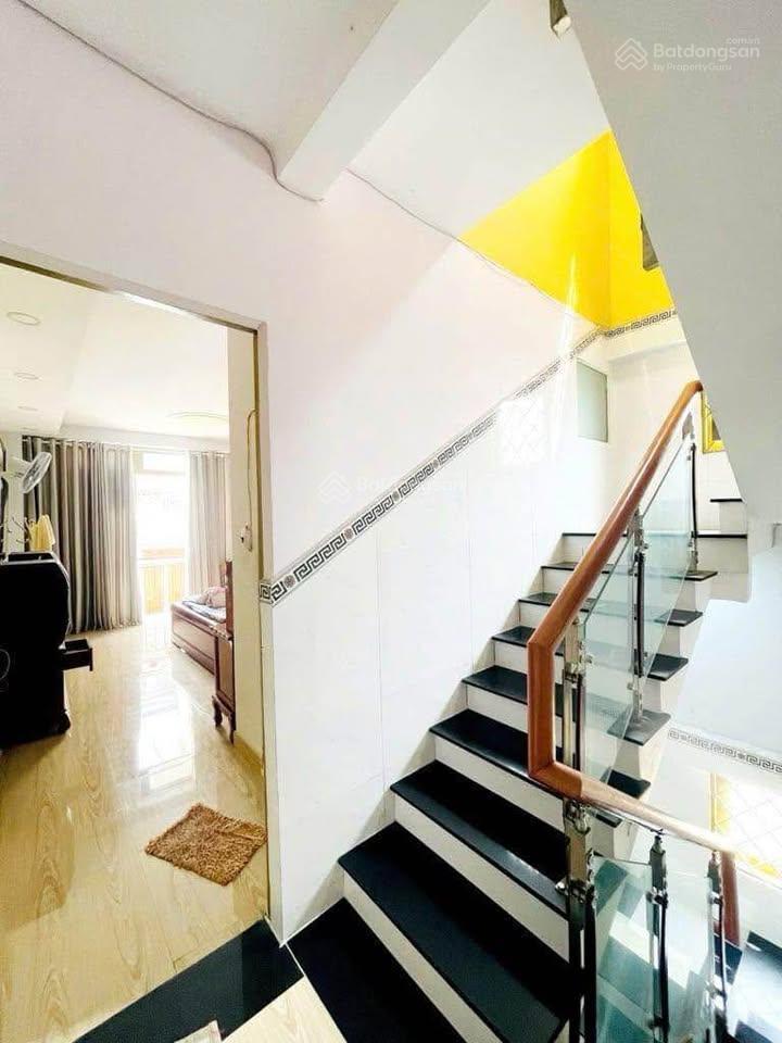 Chủ kẹt bán 2 tỷ 660. nhà 54m2 trần quang diệu, q3 gần bv an sinh. hẻm 6m xây 4 tầng, sổ sẵn