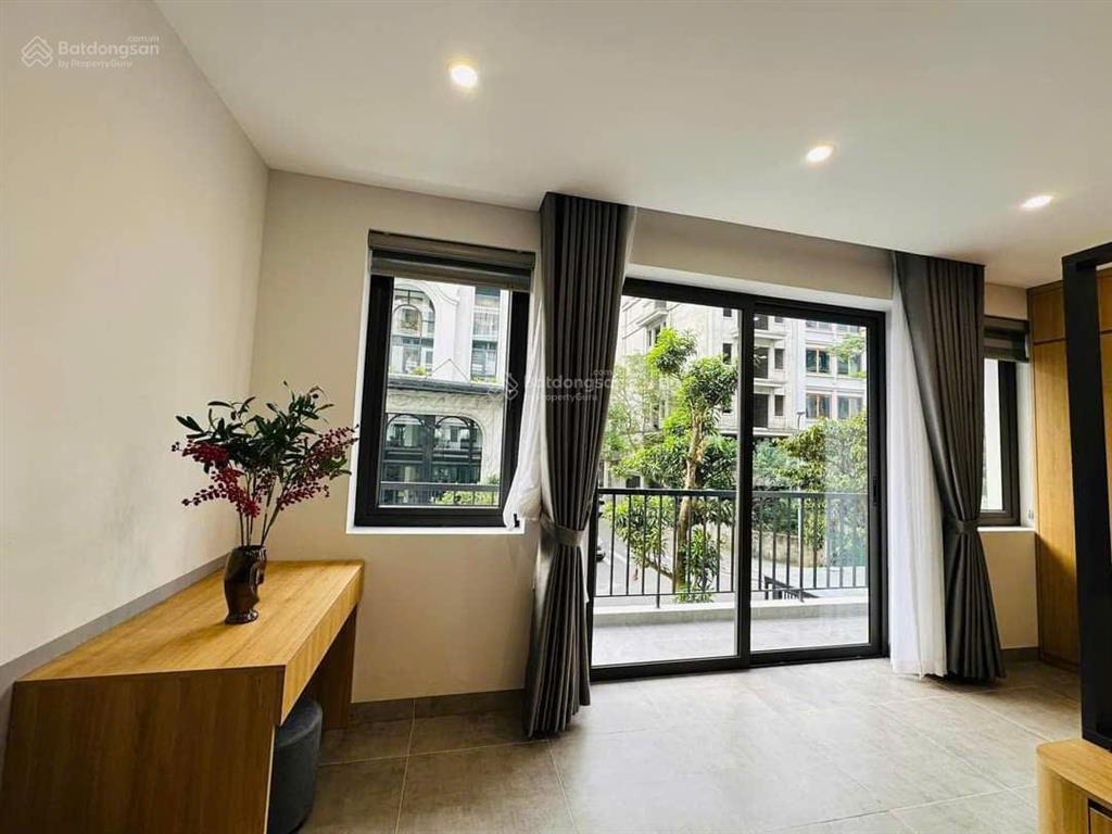 Cho thuê căn hộ phố hoàng như tiếp,bồ đề 37m2 full đồ,có ban công,gửi oto giá 6.5 triệu 0916 393 ***